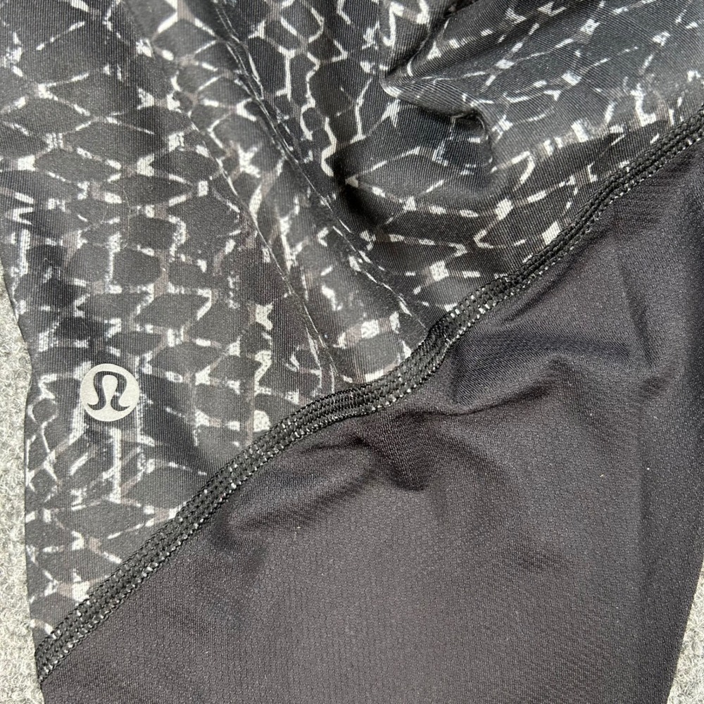 Lululemon Real Quick Crop Leggings 8 Samba Snake Battleship Blk Wht Yoga‎  Capri - Picture 3 of 7